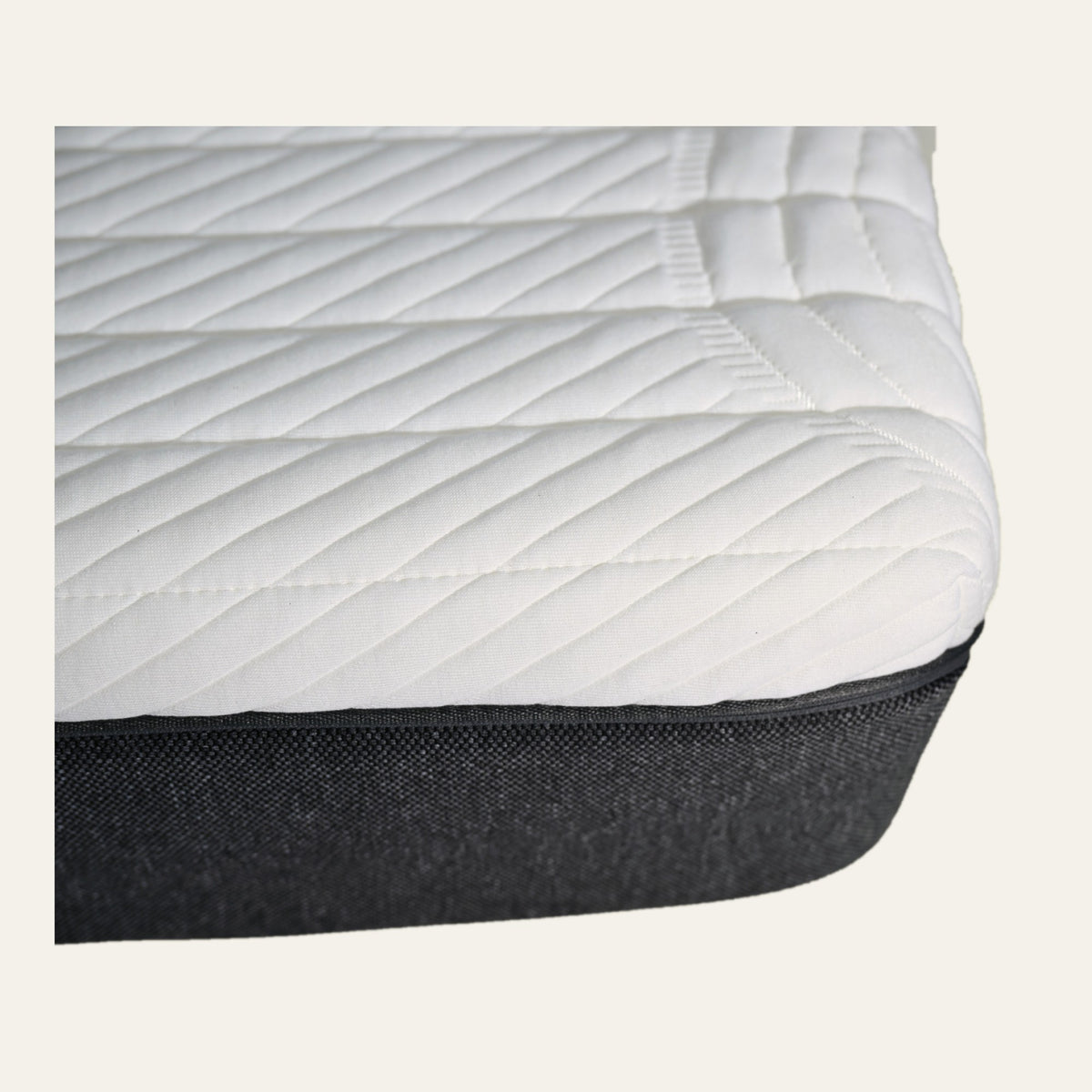 Coin du matelas OLCODREAM, dessus blanc matelassé et bandeau latéral anthracite avec fermeture zippée